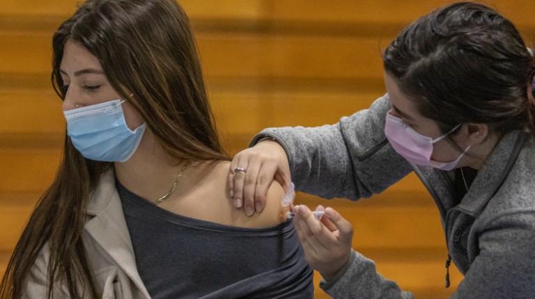 A College of Osteopathic Medicine students gives a vaccine to another student at the Vaccine Clinic